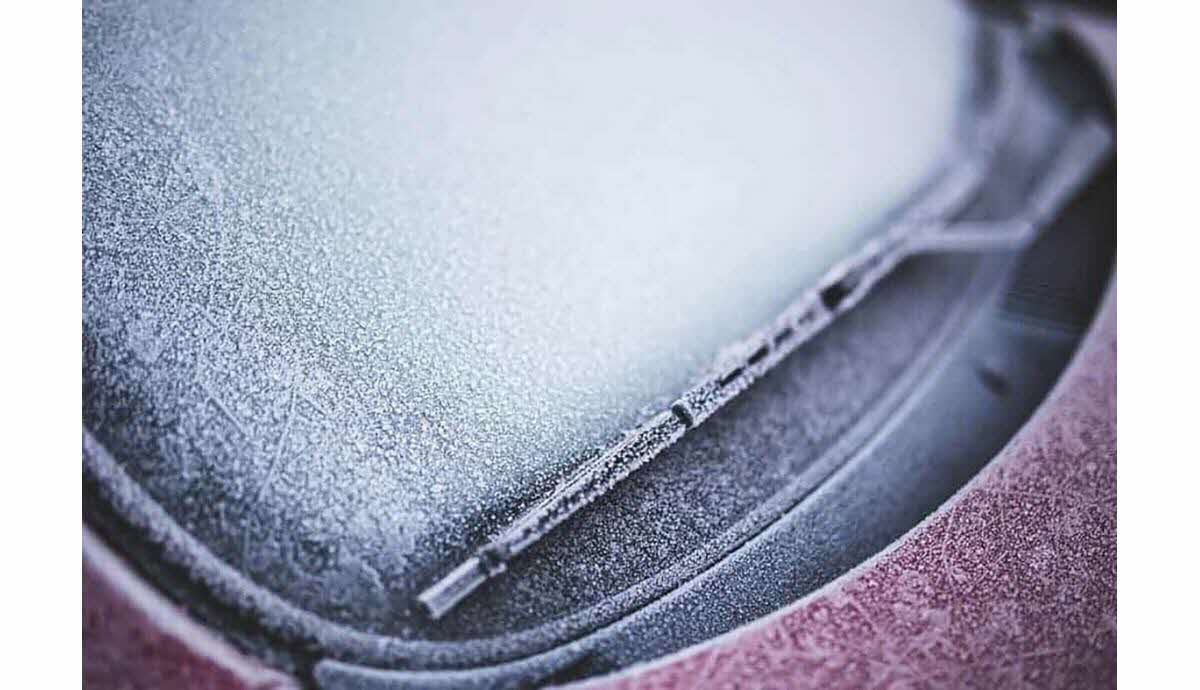 Pare-brise gelé et eau chaude interdite