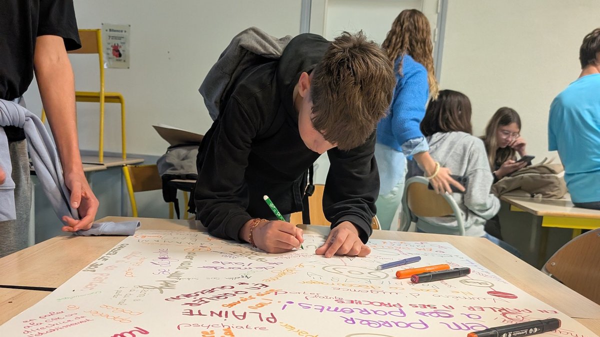 Élèves interprétant « L’effet de masse » sous le préau