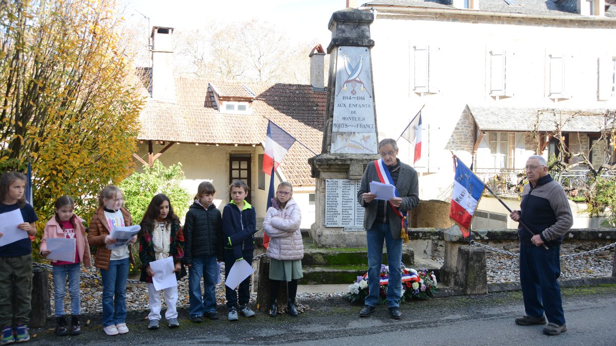 Dépôt de gerbes lors d'une commémoration du 11 novembre