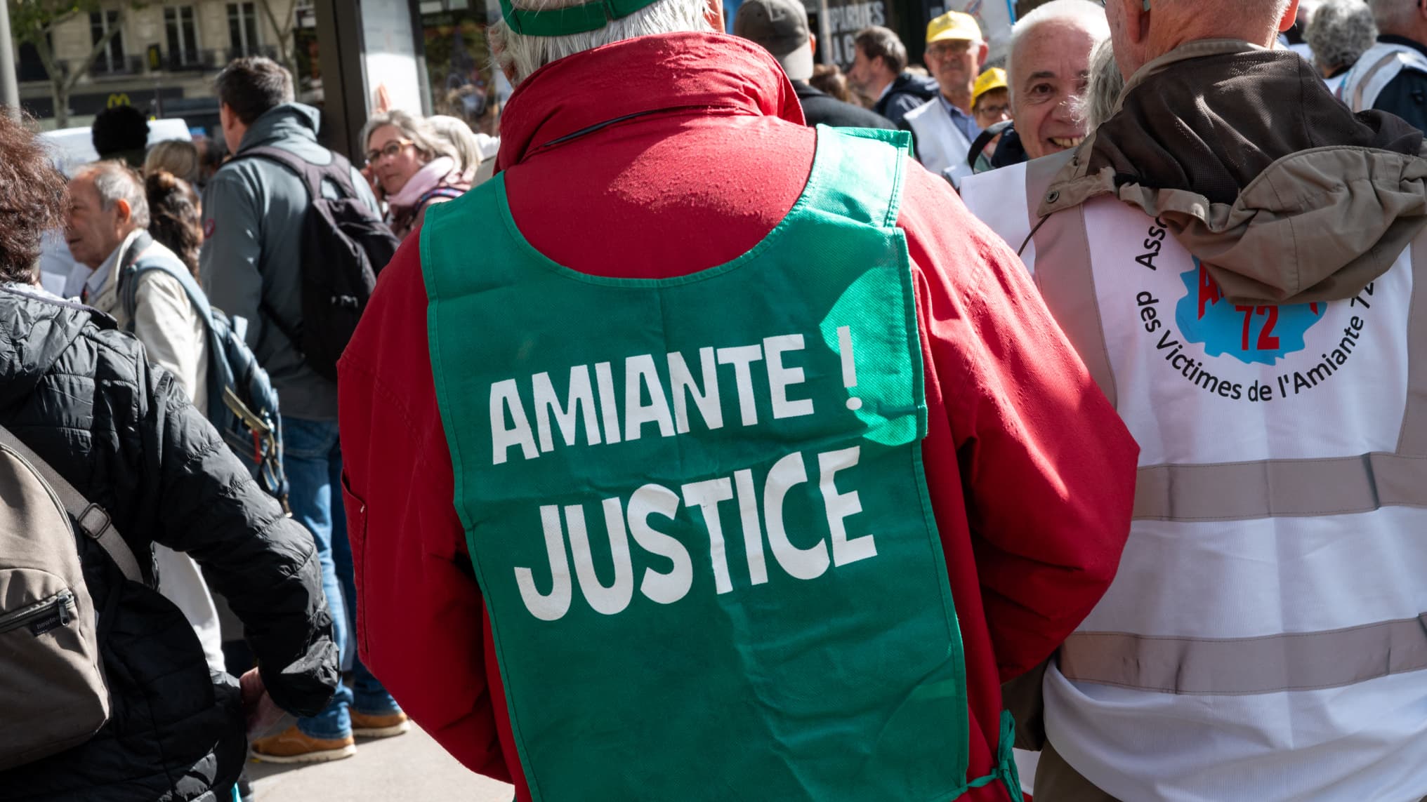 Photo d’archives montrant des personnes près d’équipements scolaires
