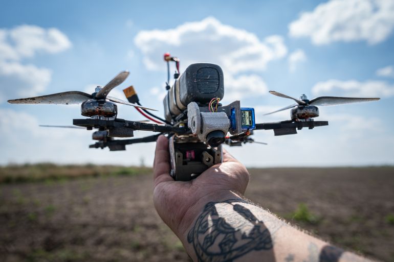 Soldats ukrainiens testant un drone artisanal