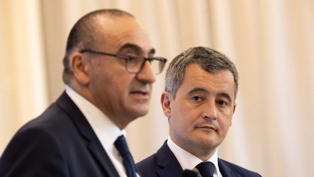 Gérald Darmanin écoute lors d'un déplacement