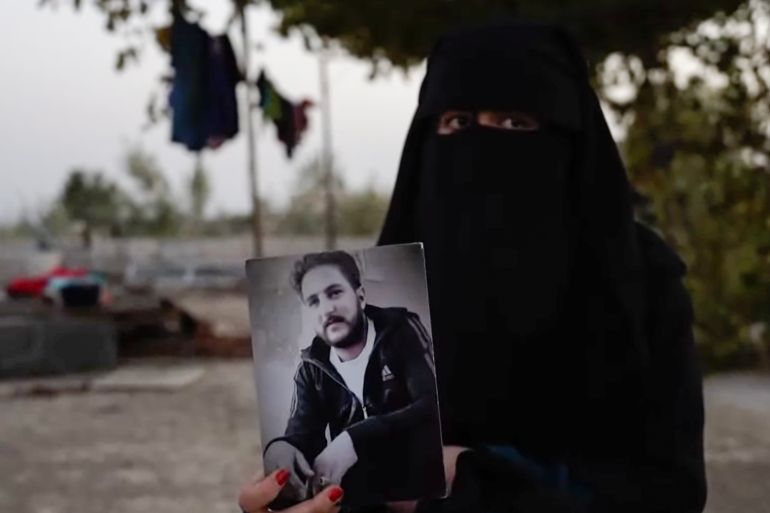 Khadija Arnous montre une photo de son mari, enlevé par des forces israéliennes