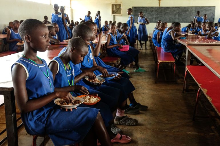 Élèves prenant leur repas dans une école primaire en Ouganda