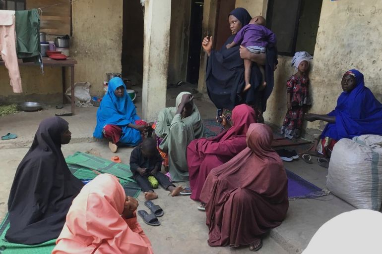 Femme pleurant la perte de son mari, tué lors d'une attaque armée contre une école de filles