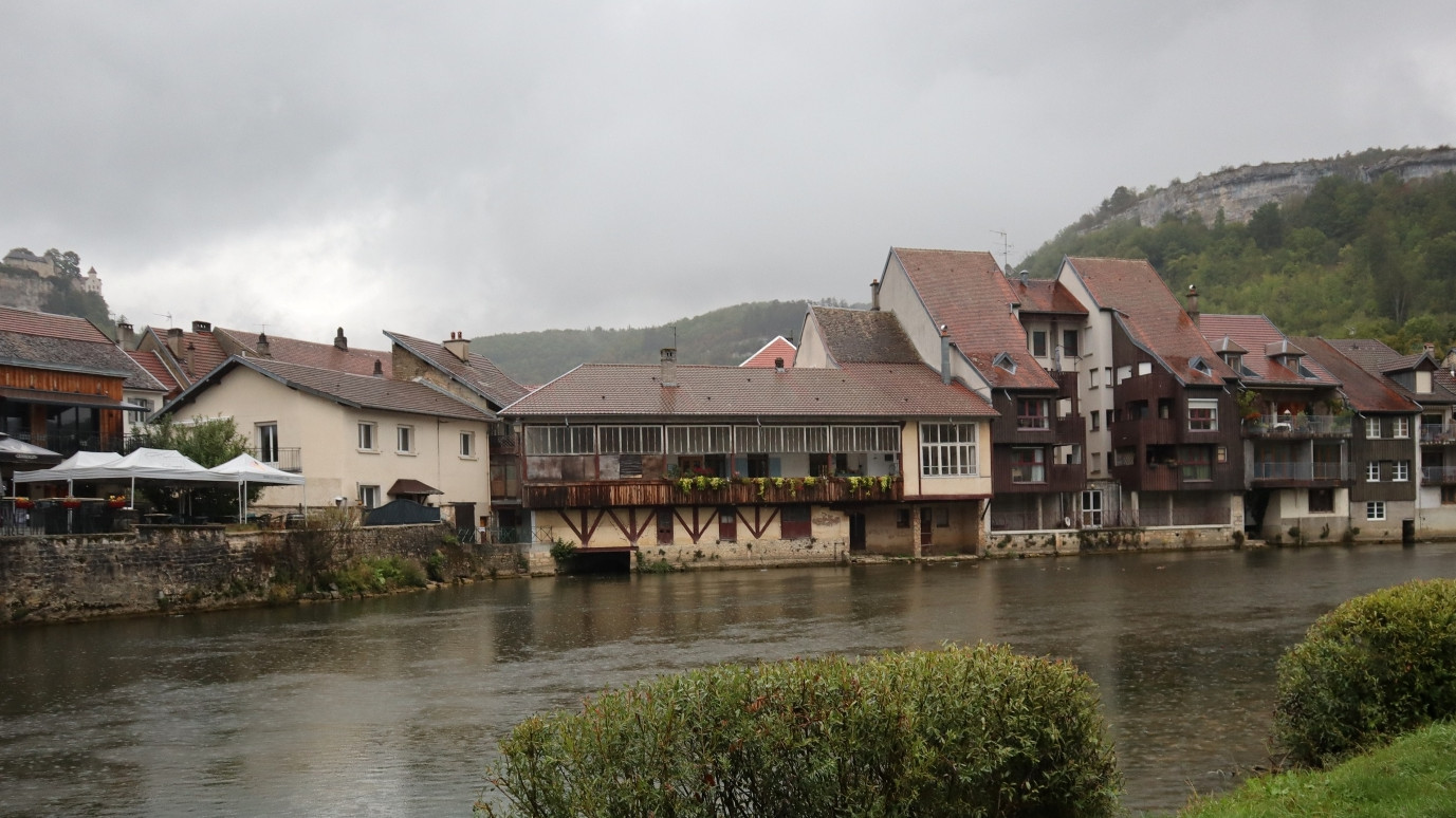 Loue en crue à Ornans dans le Doubs