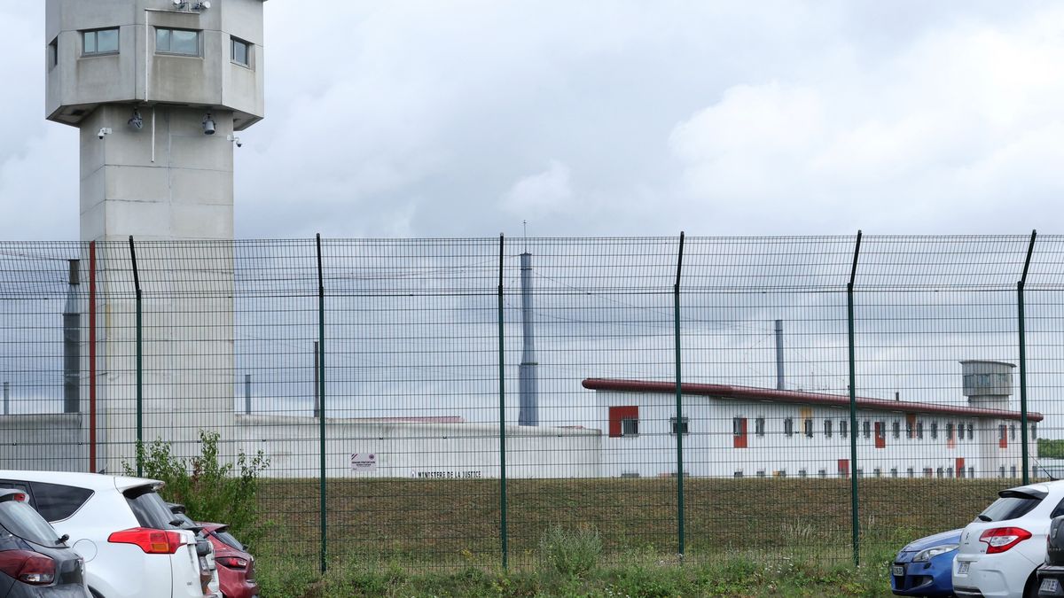 Vue de l’enceinte de la prison de Vendin-le-Vieil