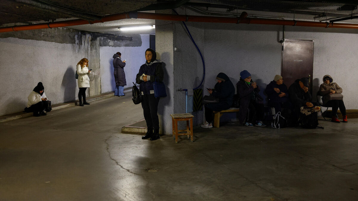 Vue nocturne de Kiev après une frappe