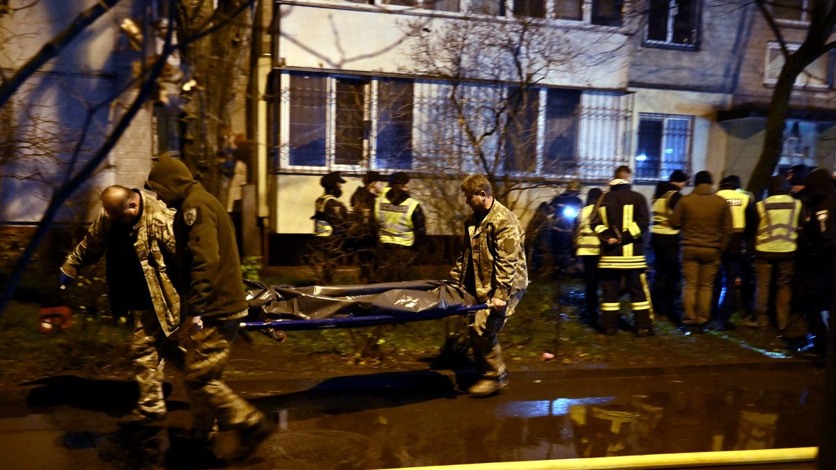 Pompiers à Kiev après frappe russe