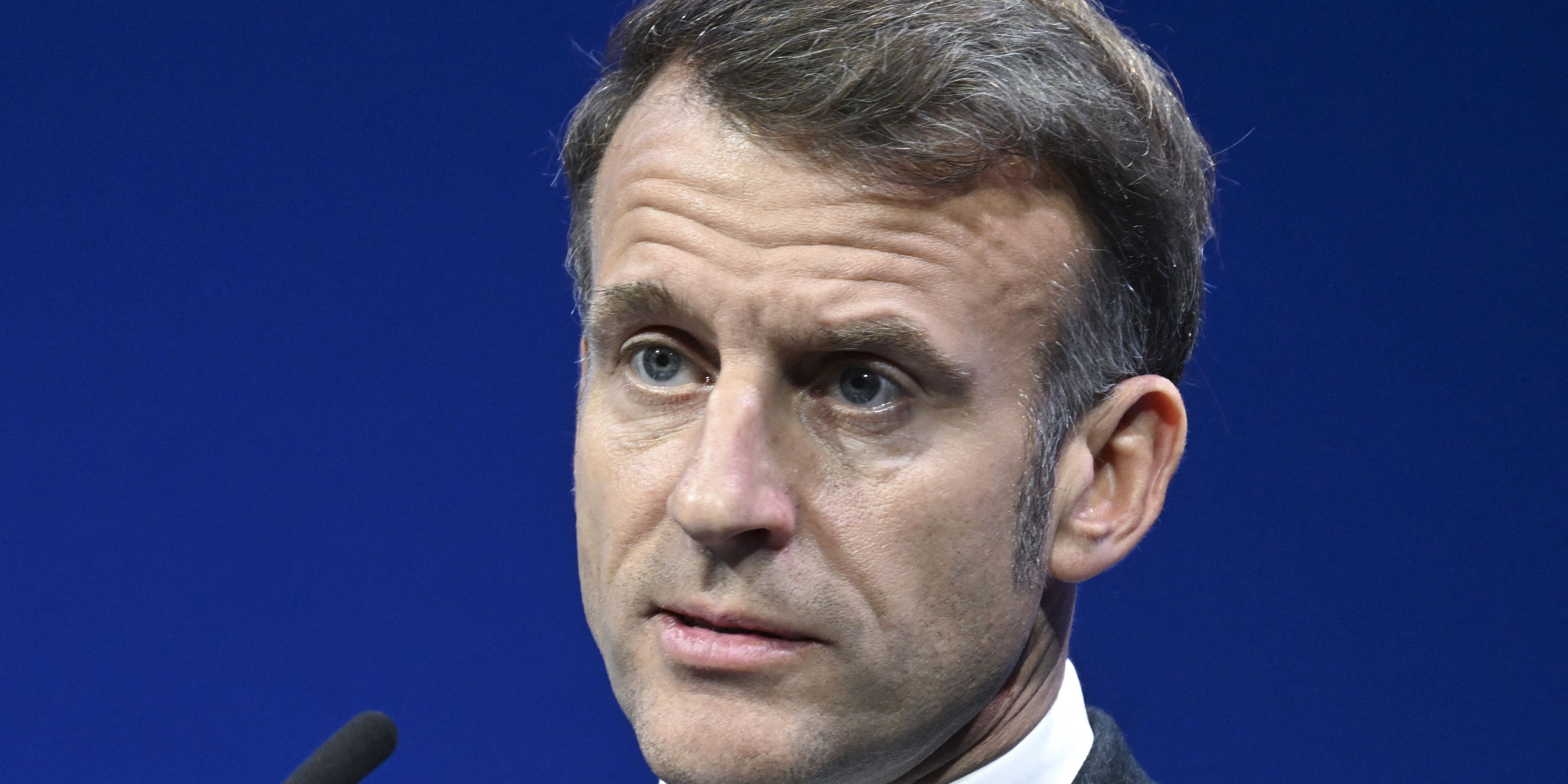 Photo de Macron lors d'une intervention sur le SNU