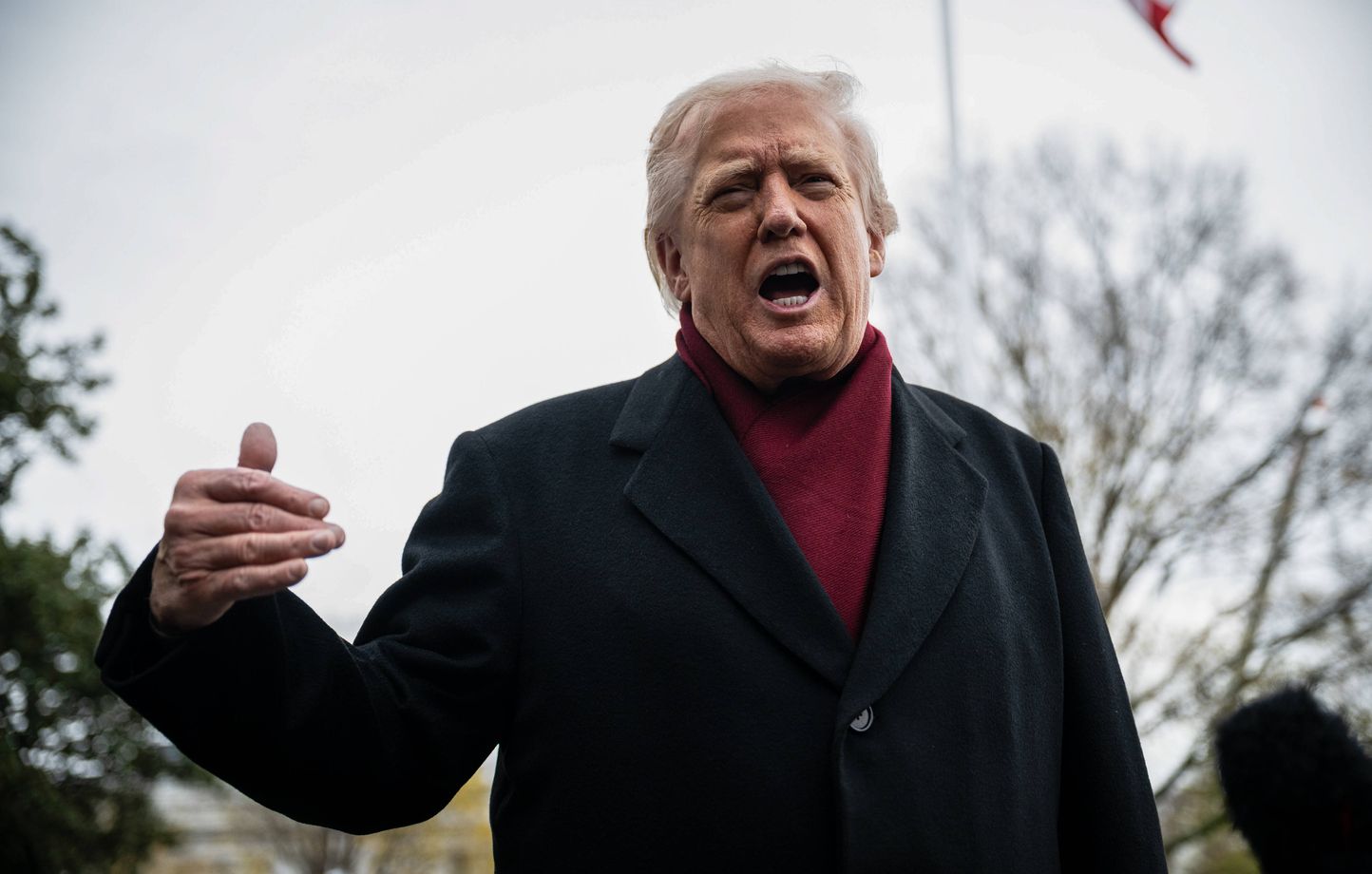 Trump s’adressant aux médias sur le South Lawn