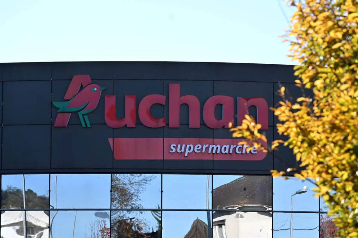 Faacade d'un supermarch e9 Auchan en France