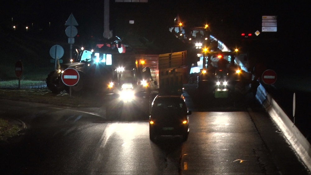 Agriculteurs manifestant près des rayons de GMS à Chartres