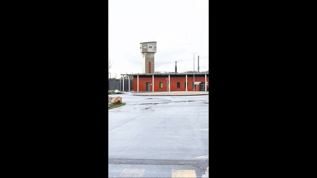 Sortie d'un détenu à Vendin-le-Vieil