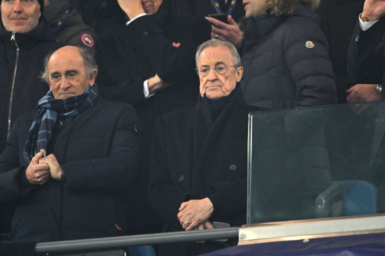 Florentino Pérez observe dans les tribunes avant un match du Real Madrid