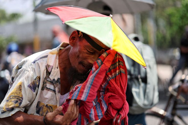 Homme essuyant sa sueur pendant une canicule