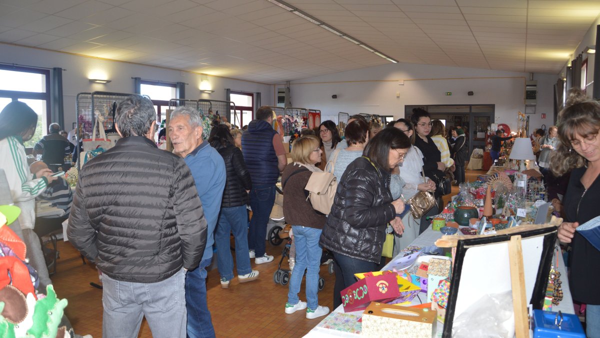 Exposants et créations lors du marché Estelas à Saleich