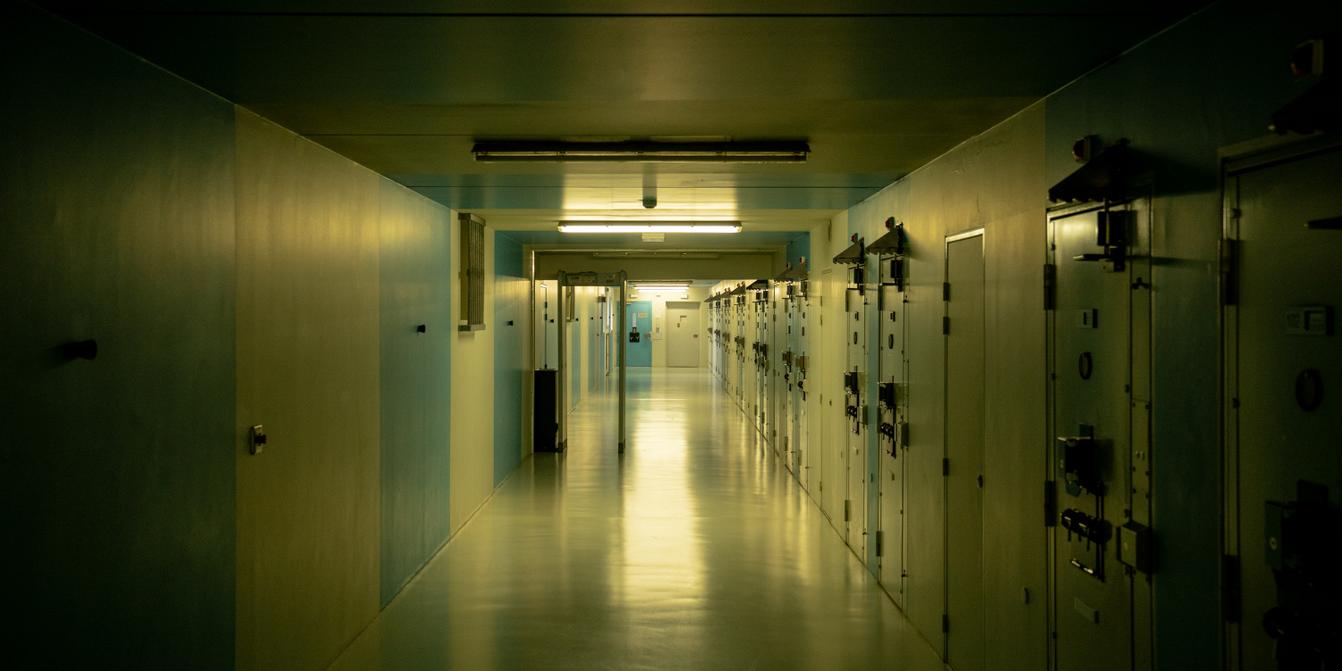 Agent et prisonniers lors d'une fouille