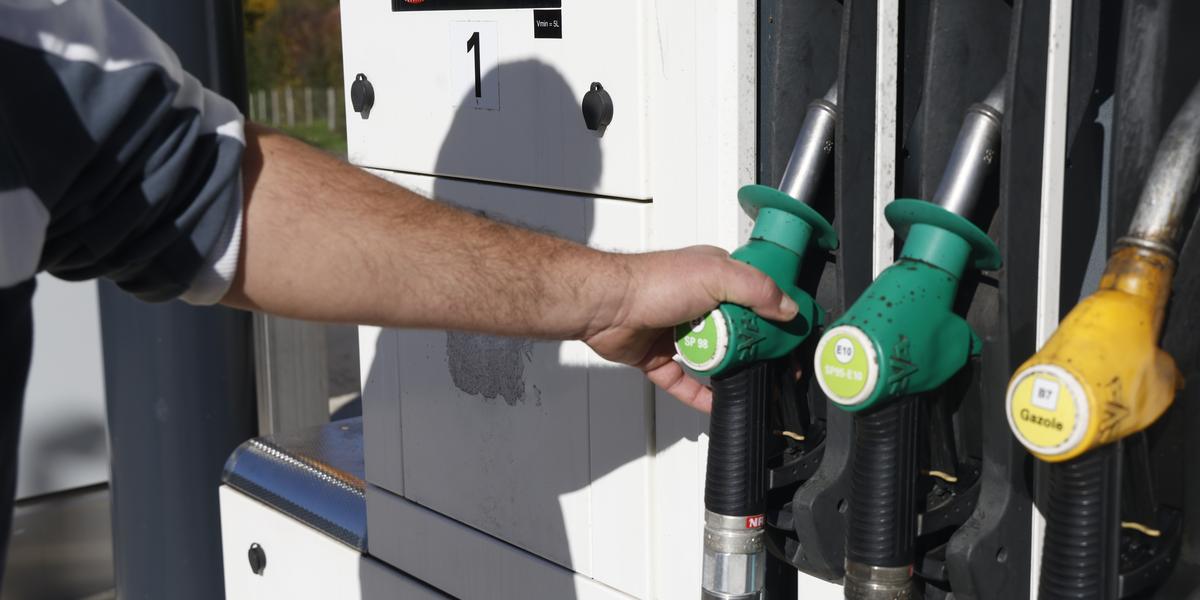 Voiture faisant le plein dans une station-service