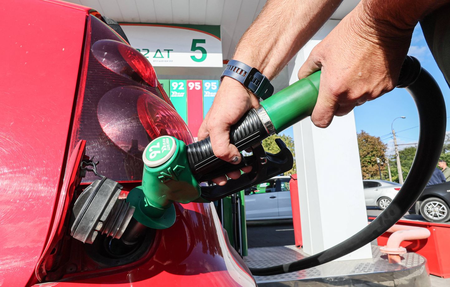 Pompe à carburant lors du remplissage d’un véhicule