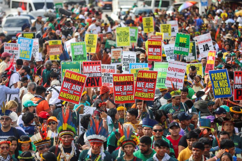Peuples autochtones en manifestation pour la justice climatique à Belém