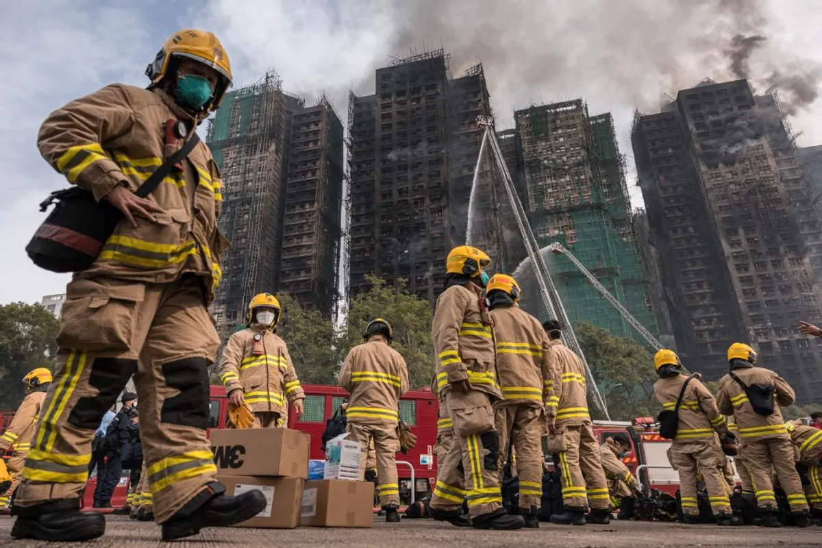 Vue des tours du Wang Fuk Court après l'incendie