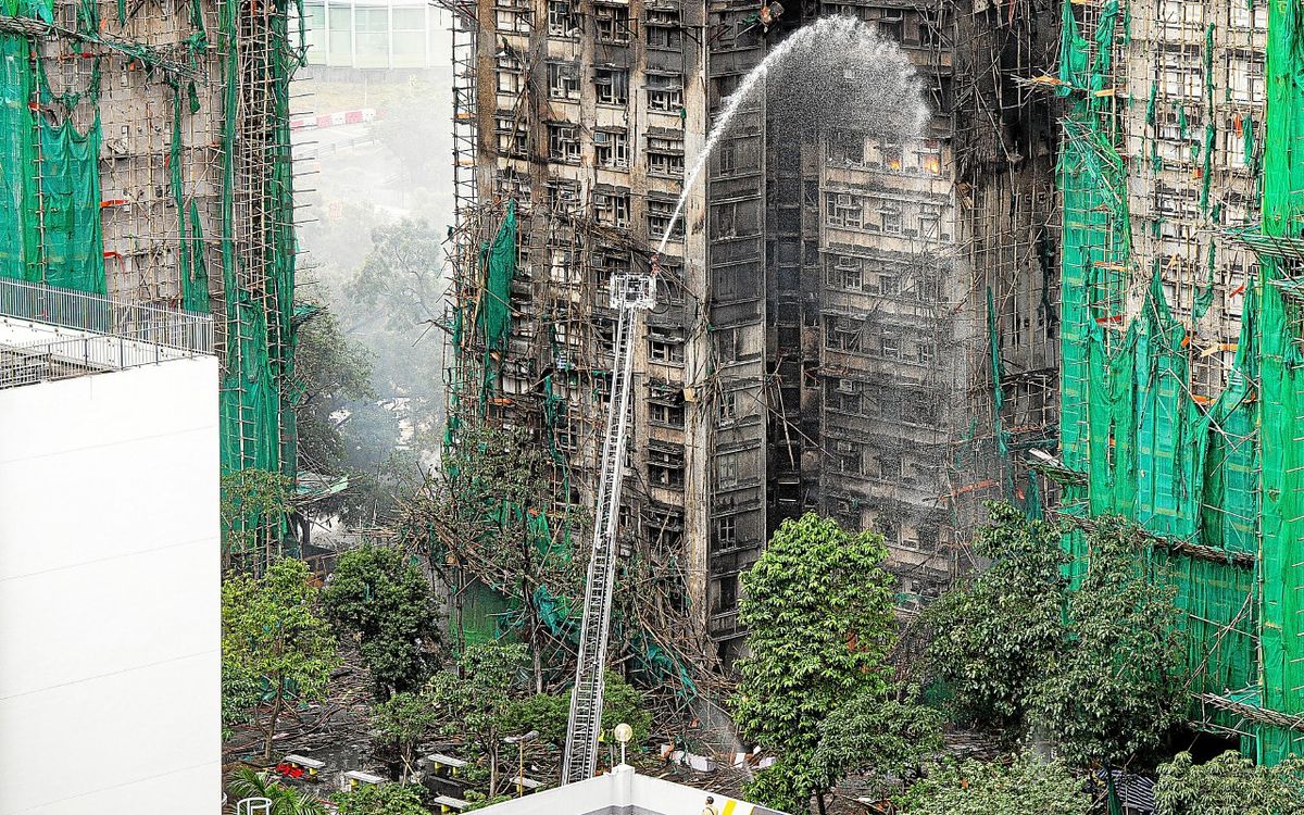 Des pompiers luttent contre un incendie d’immeuble à Tai Po