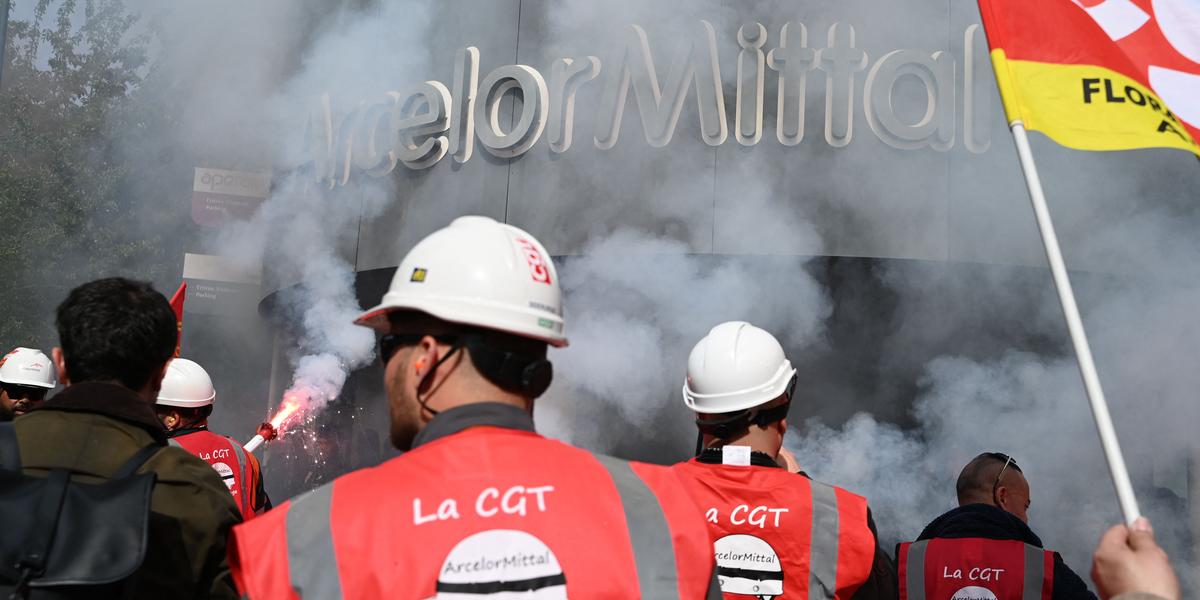 Manifestants métallurgistes devant l’Assemblée lors d’un rassemblement
