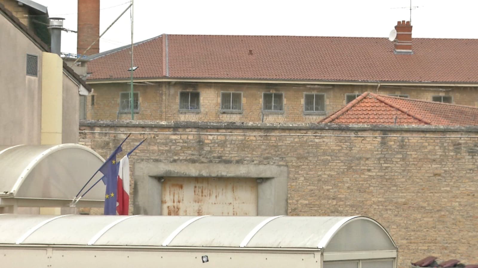 Façade de la prison de Dijon après l'évasion