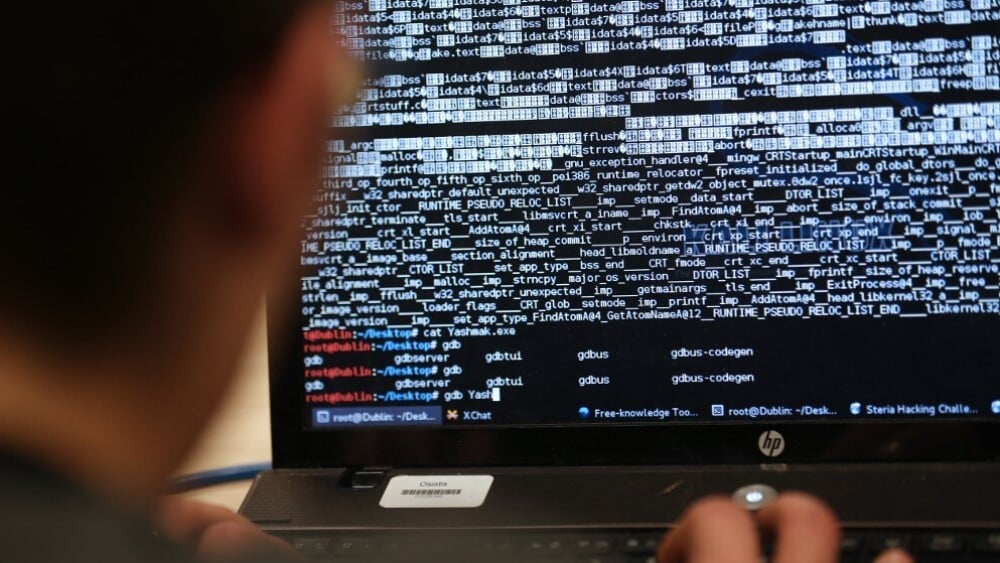 Illustration montrant des hackers et une fédération sportive