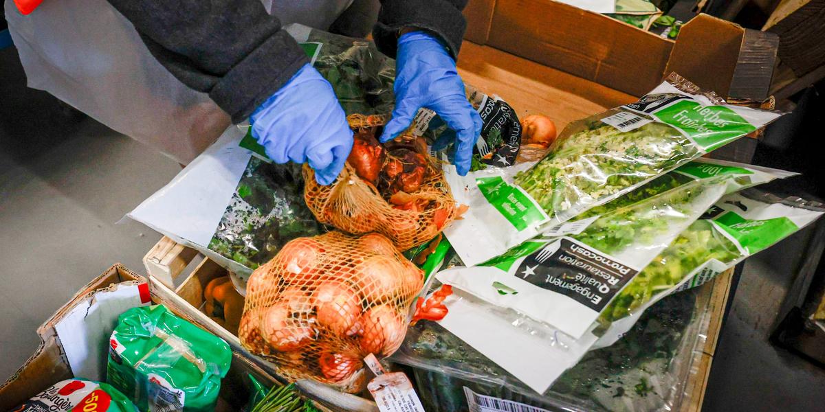 Bénévoles et affiches de collecte Banque alimentaire