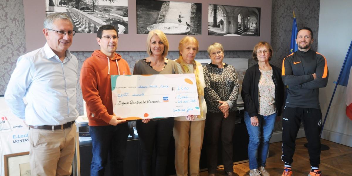 Remise d’un chèque lors d’une mobilisation locale pour la Ligue contre le cancer