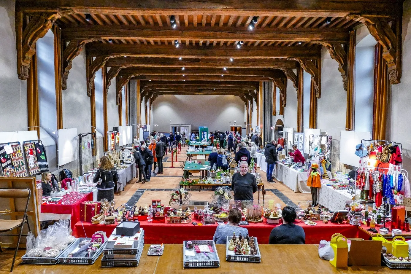 Vue d’ensemble des créations d'artisans pour Noël solidaires