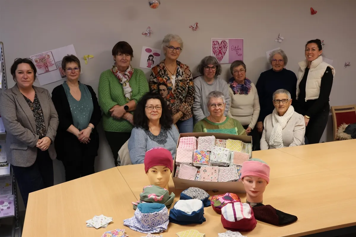 Bénévoles confectionnant lingettes et bonnets pour patients atteints de cancer
