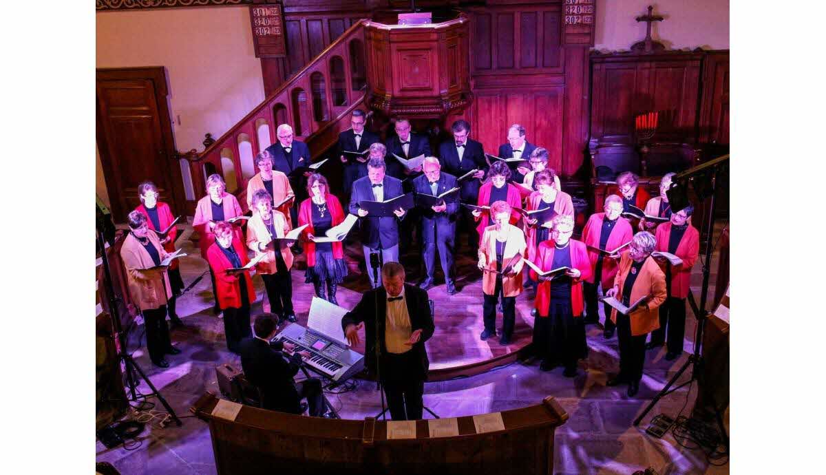 Vue générale du concert et marché de Noël à Urbeis