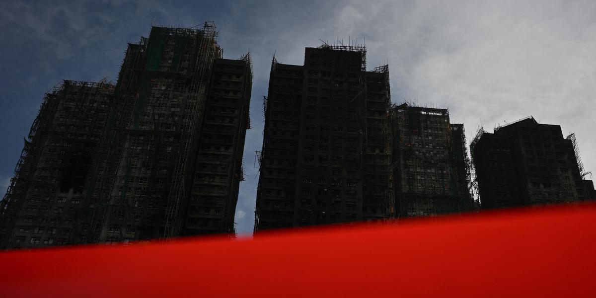 Secours et habitants près du site de l'incendie