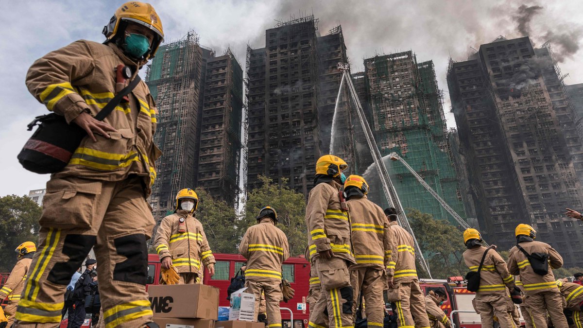 Vue des gratte-ciel incendiés et fumée à Hong Kong