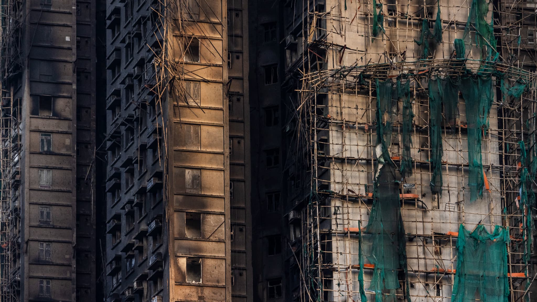 Extinction du feu dans le quartier Tai Po à Hong Kong