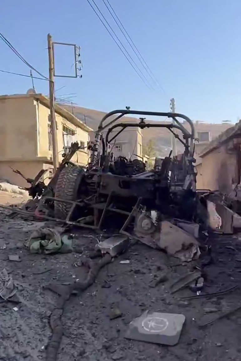 Débris d'un véhicule militaire israélien à Beit Jen