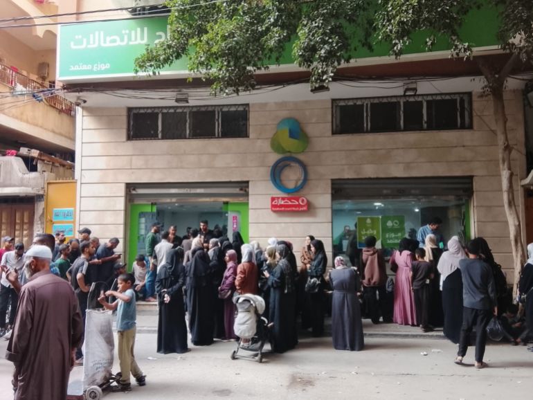 Citoyens devant un centre de services pour la validation des portefeuilles électroniques