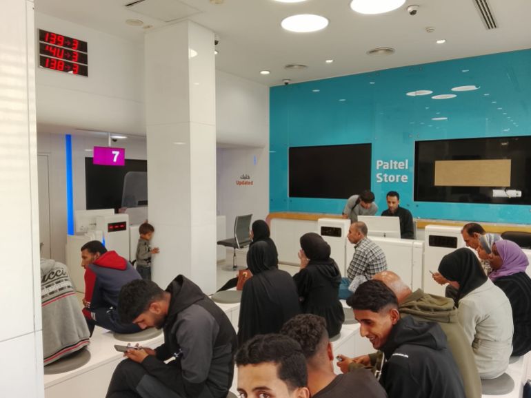 Personnes dans un centre de services de télécommunications pour finaliser des opérations de paiement numérique