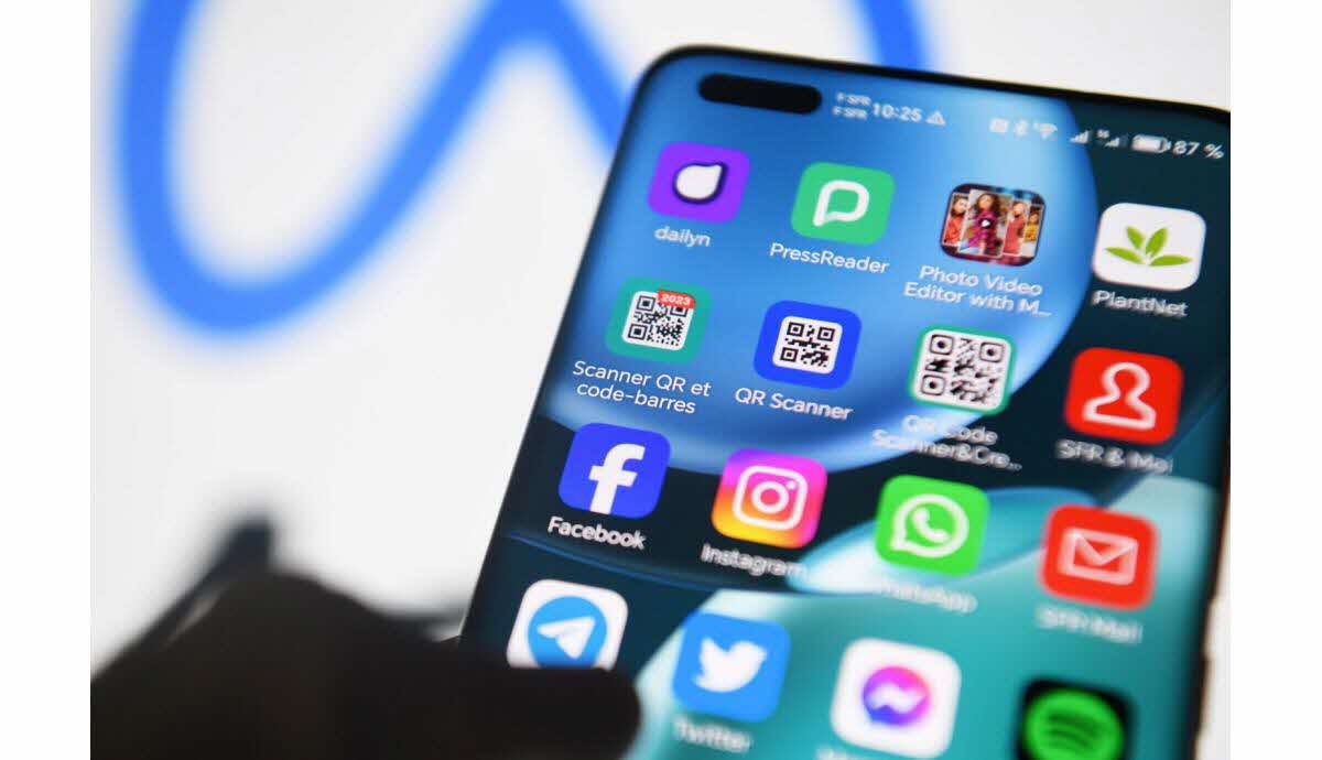 Macron lors d'un entretien avec des lecteurs EBRA