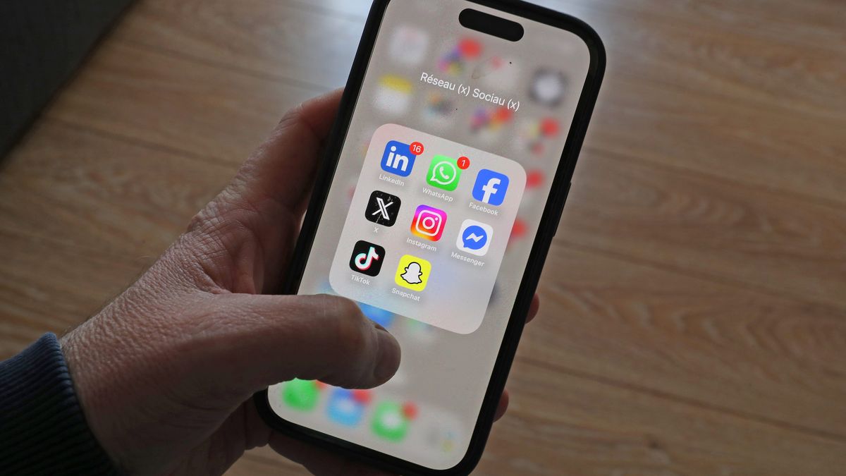 Élève utilisant un téléphone dans un lycée