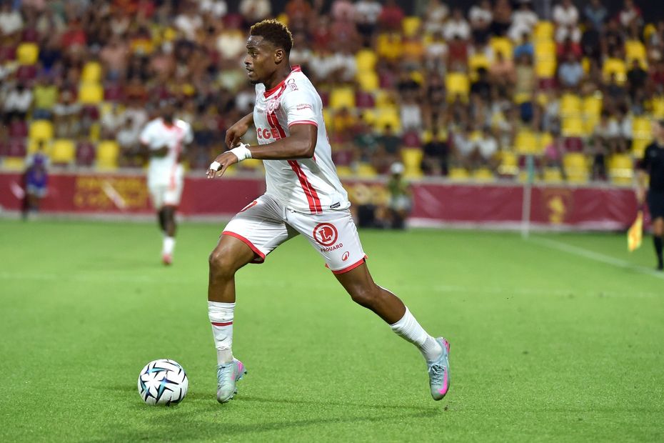Échauffement des joueurs au stade de la Blies entre Sarreguemines et Nancy Lorraine