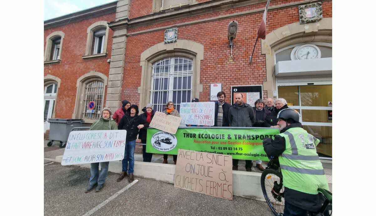 Manifestation devant la gare de Thann, mobilisation citoyenne