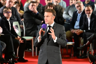 Macron pendant le débat EBRA dans les Vosges