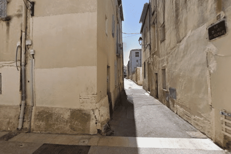 Immeuble Montpellier isolé et périmètre de sécurité