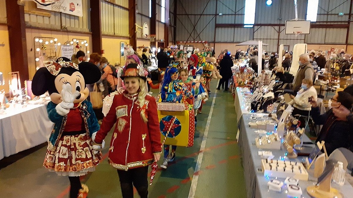 Stands et visiteurs au marché de Noël de Montadynois
