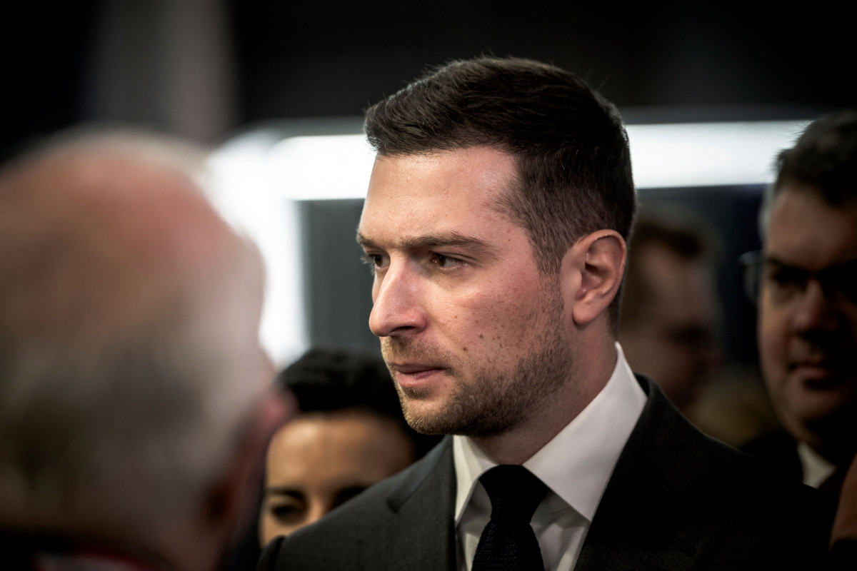 Jordan Bardella lors d'une séance de dédicaces à Moissac