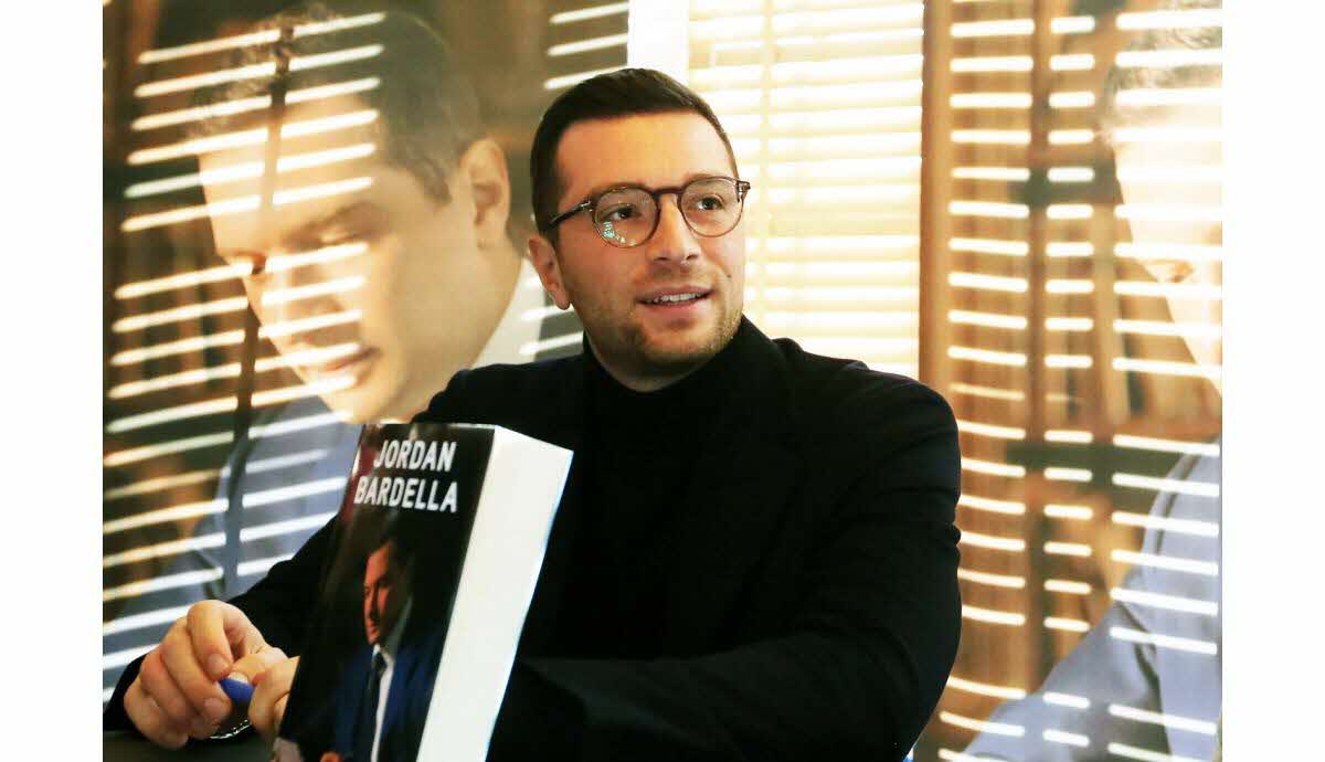 Jordan Bardella lors d'une dédicace